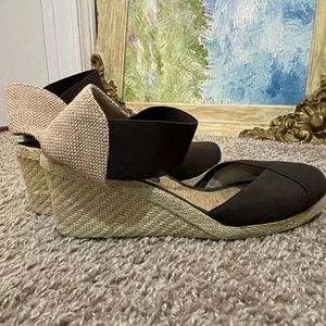 Lauren Ralph Lauren Pearle Wedge Sandal. Size: 8